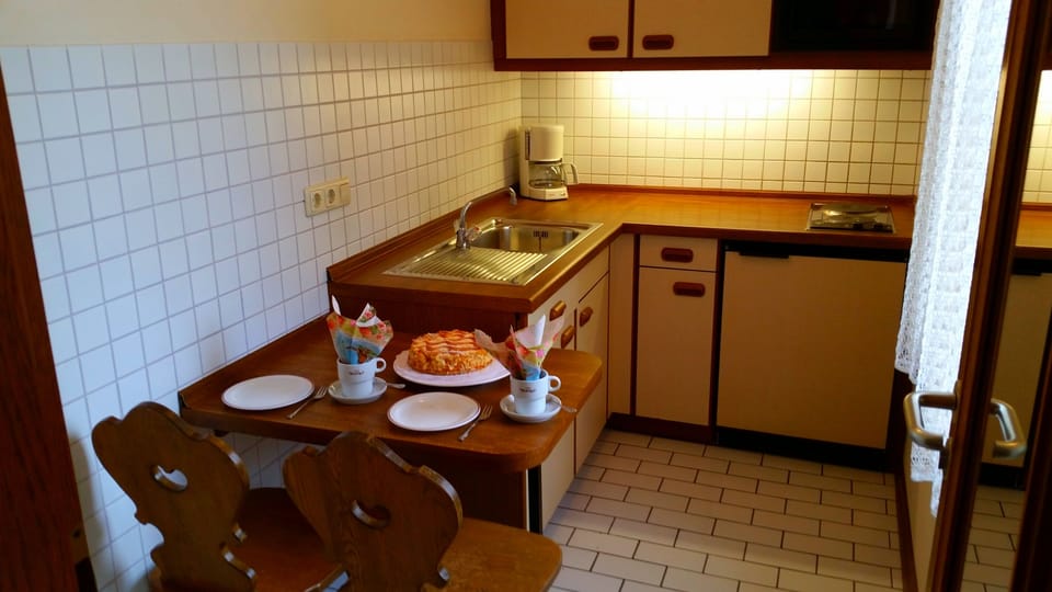 Coffee/tea maker, fridge, microwave, stovetop