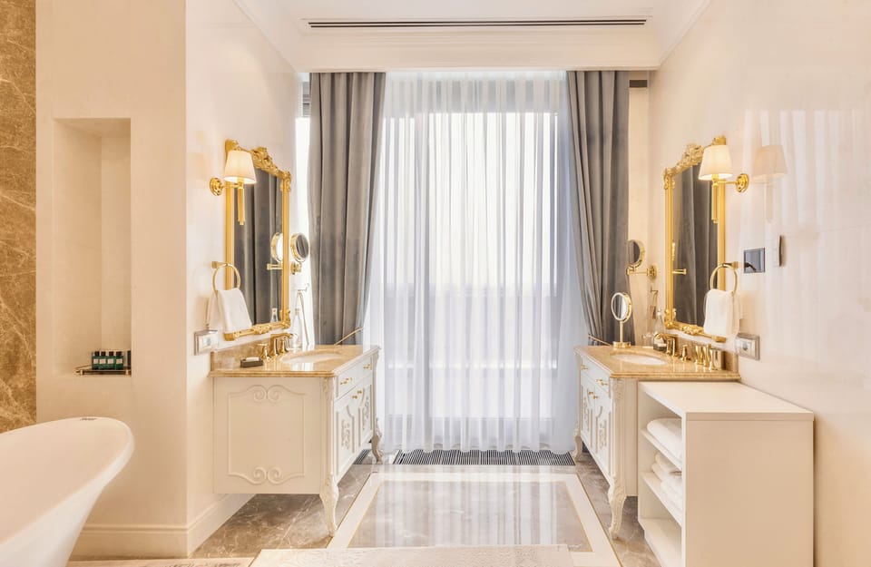 Presidential Suite | Bathroom | Free toiletries, hair dryer, bathrobes, slippers
