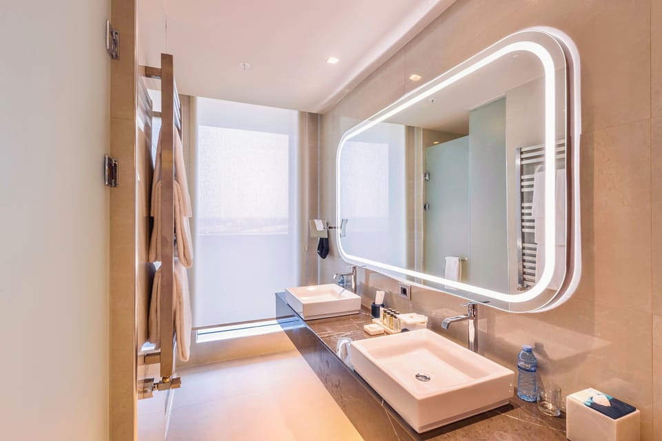 Executive Suite with Balcony and Canal View. | Bathroom | Free toiletries, hair dryer, bathrobes, slippers