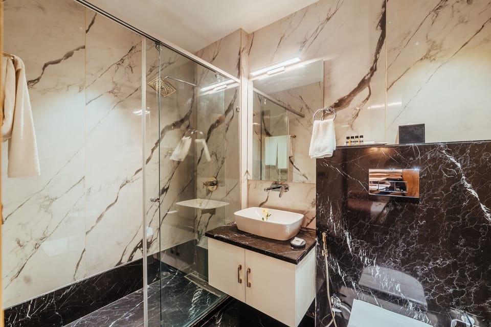 Combined shower/tub, rainfall showerhead, free toiletries, bathrobes