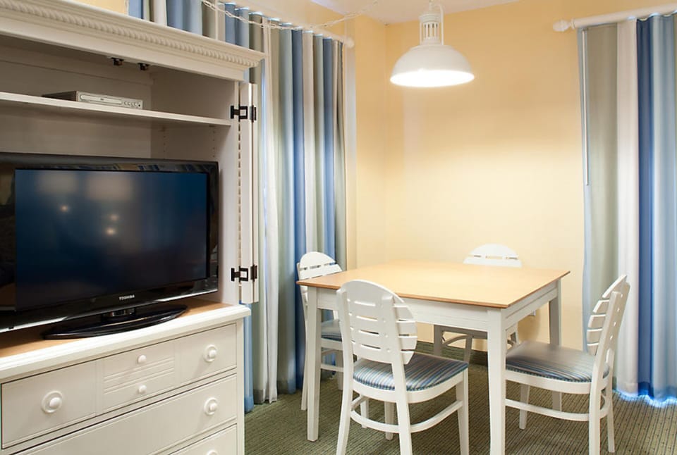 Suite, 1 Bedroom, Ocean View | In-room dining