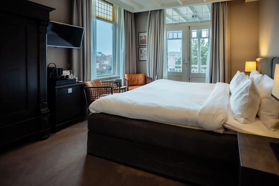 Deluxe Double Room, 1 King Bed | Premium bedding, minibar, in-room safe, desk