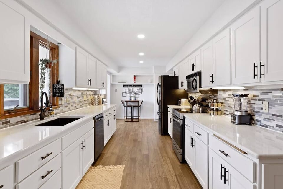 Mealtime is a breeze in this airy kitchen that opens to a charming dining nook, perfect for savoring flavors and views.