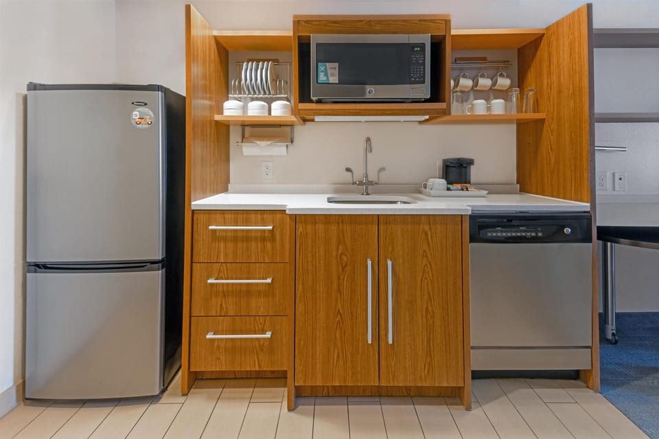 Studio Suite, 1 King Bed | Private kitchen | Full-size fridge, microwave, dishwasher, coffee/tea maker