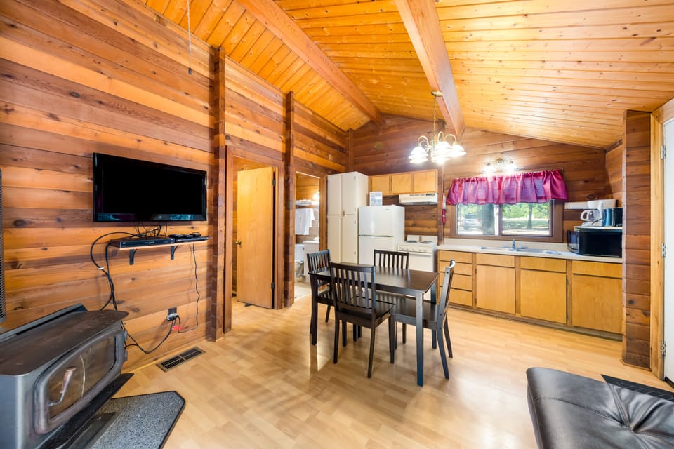 Cabin | Private kitchen | Fridge, microwave, coffee/tea maker, toaster