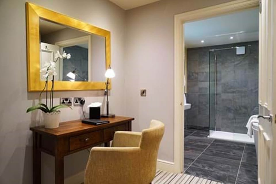 Deluxe Suite | Bathroom | Free toiletries, hair dryer (on request), bathrobes, slippers