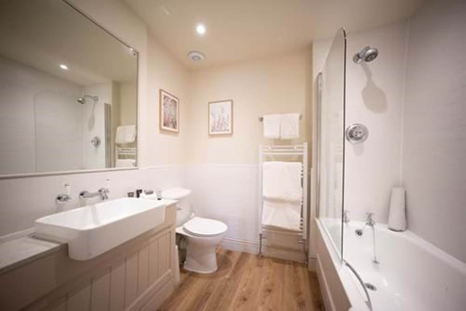Classic Double Room | Bathroom | Free toiletries, hair dryer (on request), bathrobes, slippers