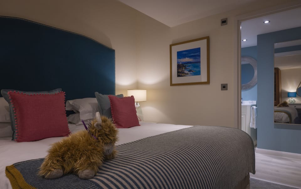 Poolside Suite | Desk, iron/ironing board, WiFi (free), individually decorated