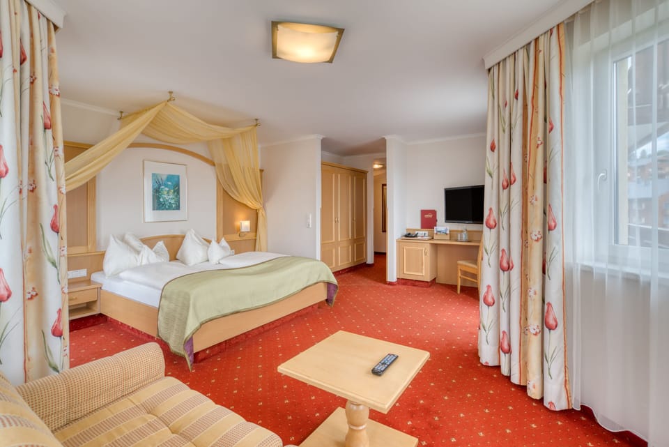 Comfort Studio Suite, Balcony, Mountain View | Living area | Flat-screen TV