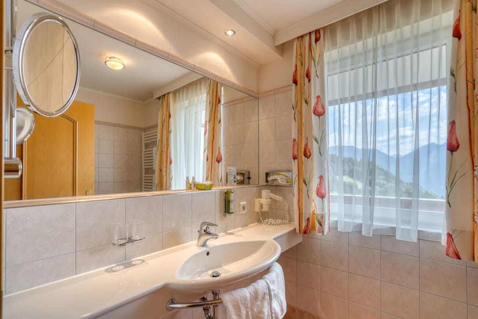 Comfort Studio Suite, Balcony, Mountain View | Bathroom | Hair dryer, bathrobes, towels, soap