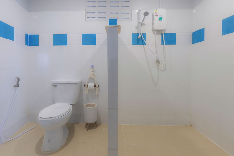 Superior Room, Sea front | Bathroom | Shower, free toiletries, hair dryer, towels