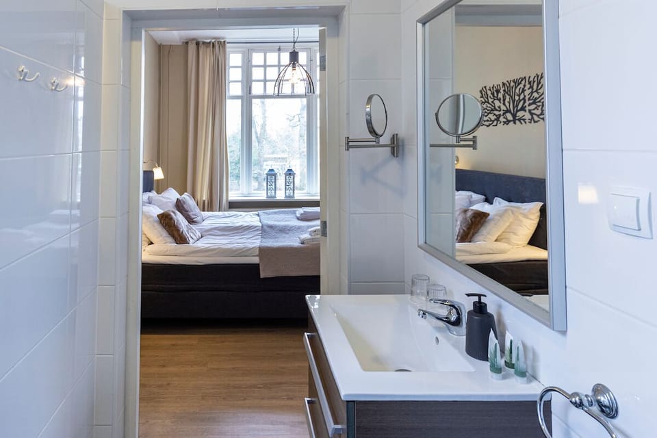 Superior Double Room | Bathroom | Shower, free toiletries, hair dryer, slippers