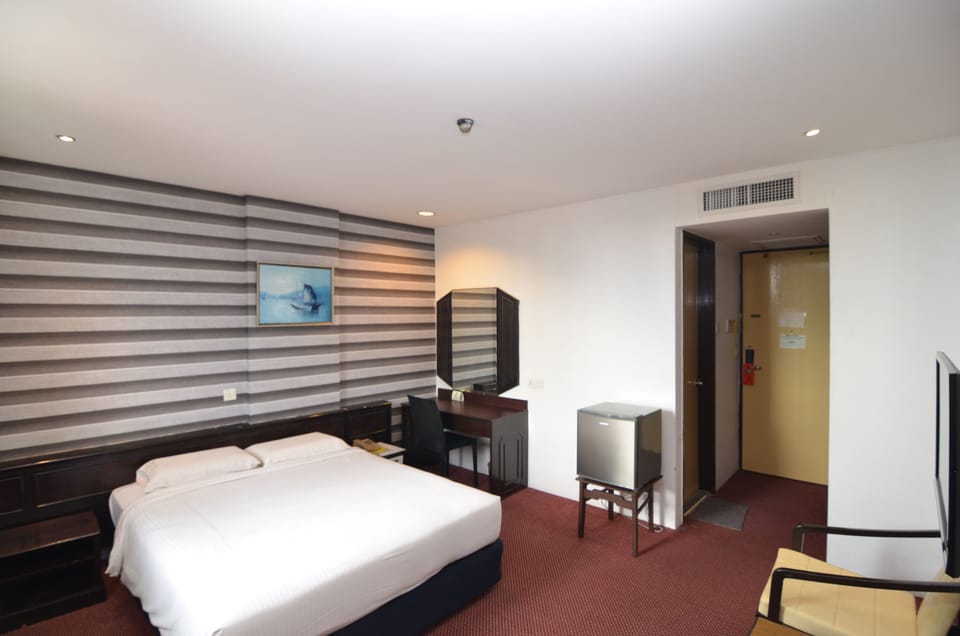 Double or Twin Room | Premium bedding, desk, blackout drapes, free WiFi