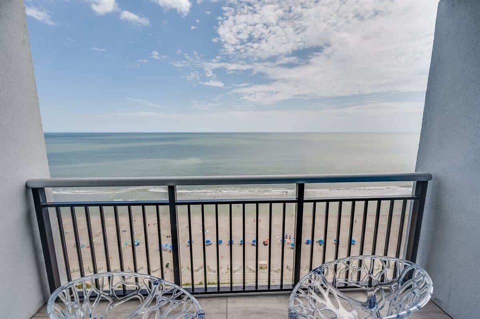 Balcony with Amazing Views of the Ocean