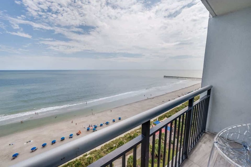Balcony with Amazing Views of the Ocean
