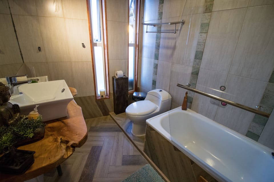 Deluxe Triple Room | Bathroom | Towels