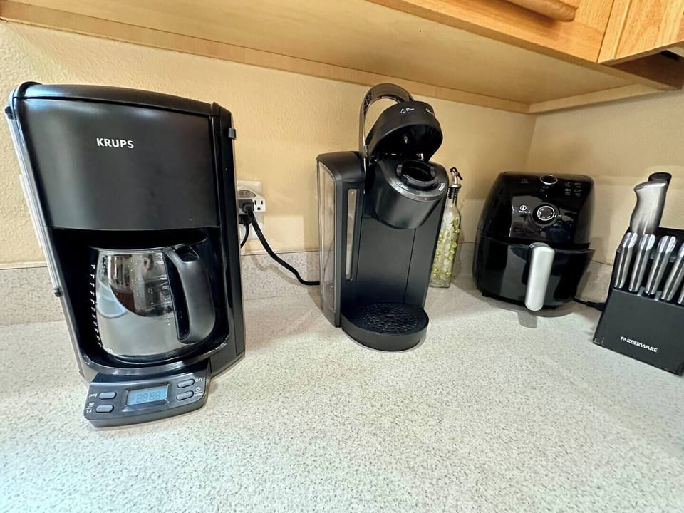 Kitchen Equipped with Essentials - Coffee Pot/Keurig/Air Fryer/Steak Knives