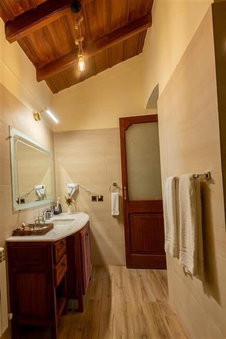 Executive Twin Room | Bathroom | Shower, free toiletries, bathrobes, slippers