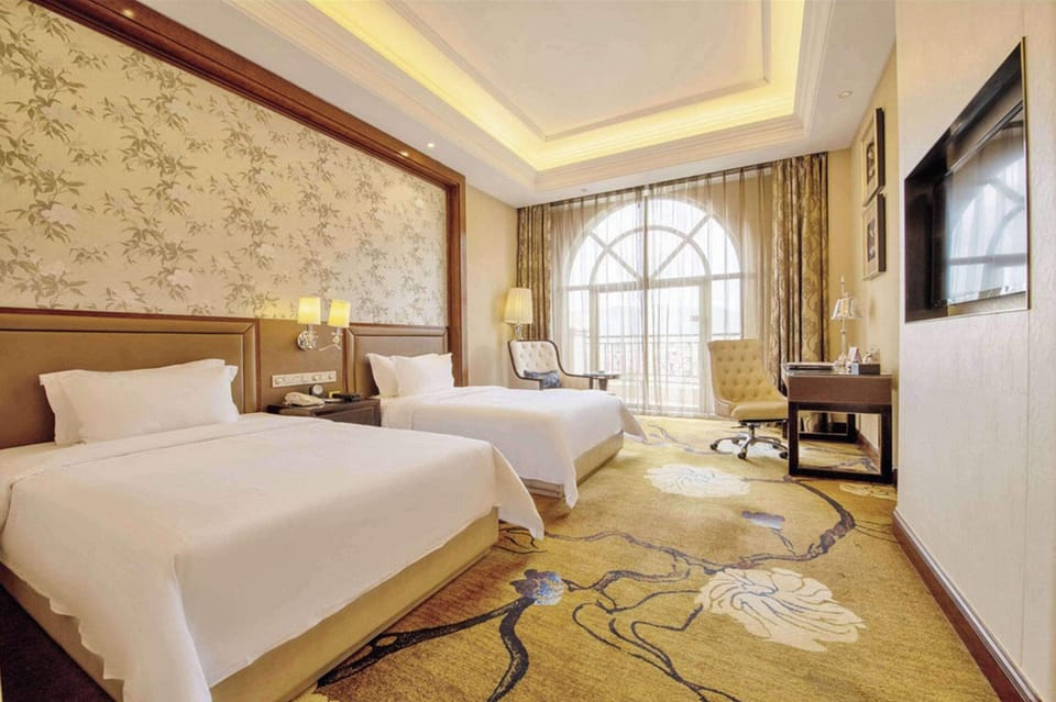 Deluxe Room, 2 Twin Beds, Non Smoking, Lake View | Desk, free WiFi, bed sheets, alarm clocks