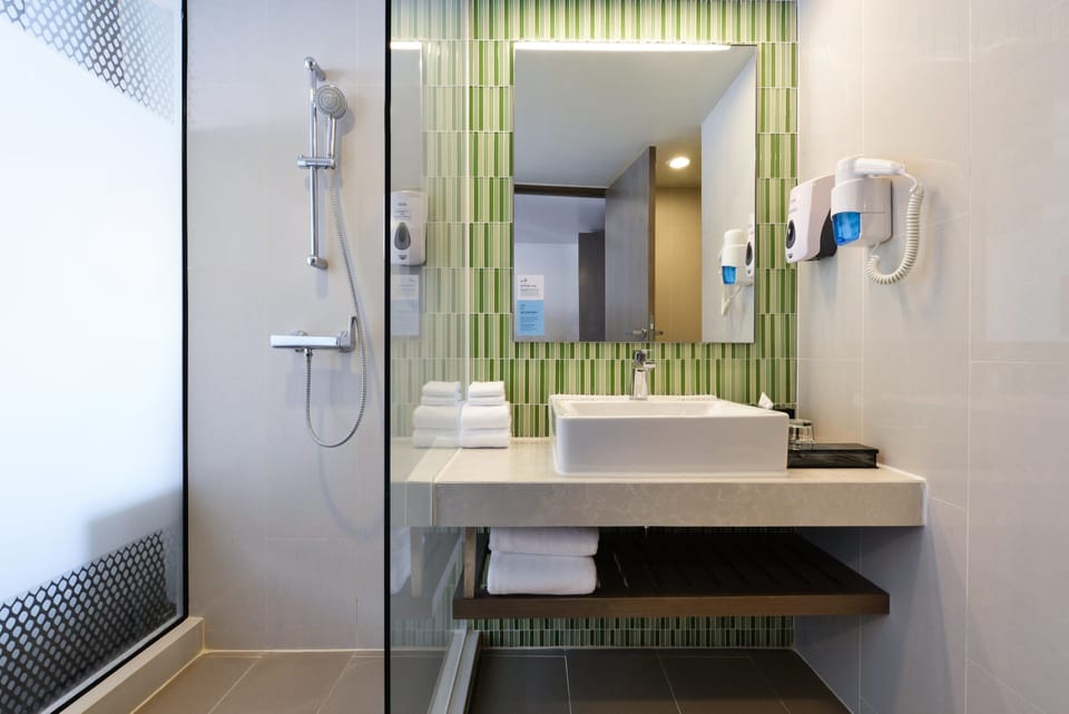 Shower, rainfall showerhead, free toiletries, hair dryer