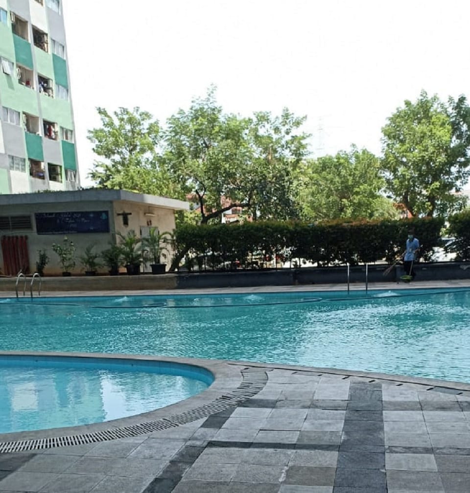 2 outdoor pools