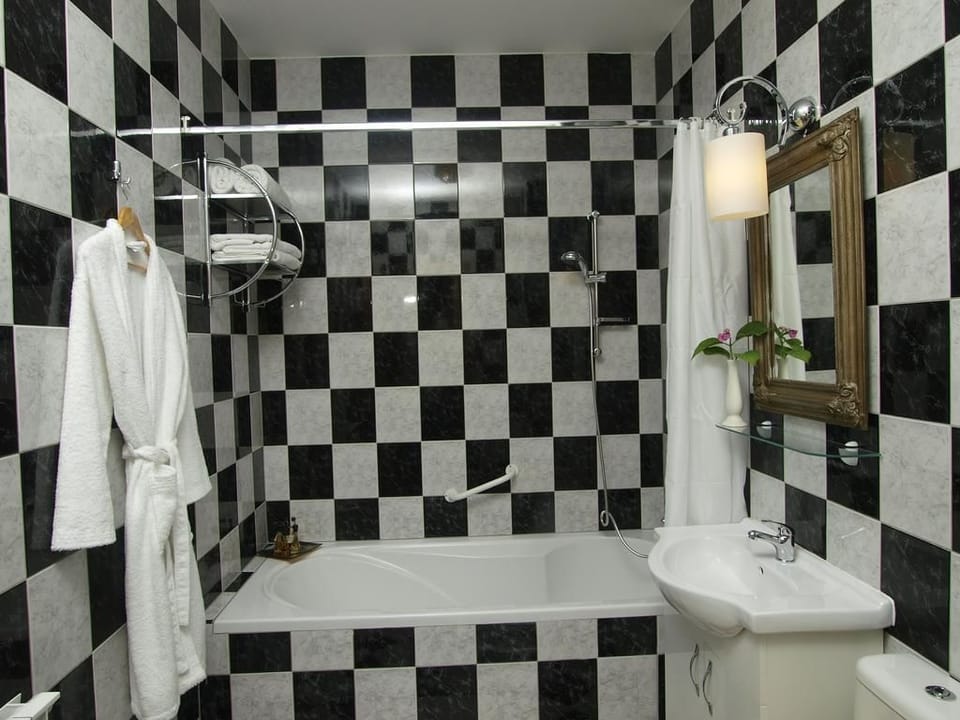 Studio Suite | Bathroom | Bathtub, deep soaking tub, free toiletries, hair dryer