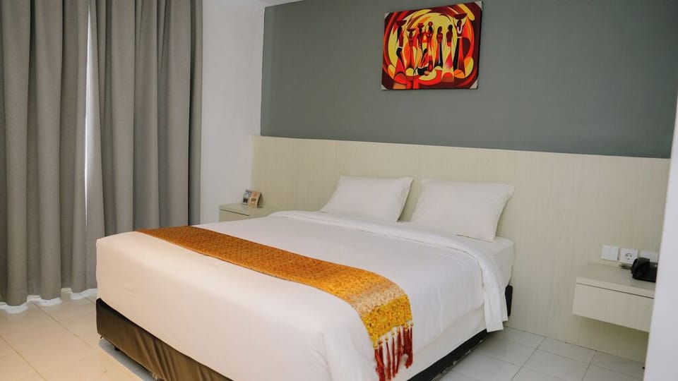 Superior King | Premium bedding, in-room safe, desk, WiFi (free)