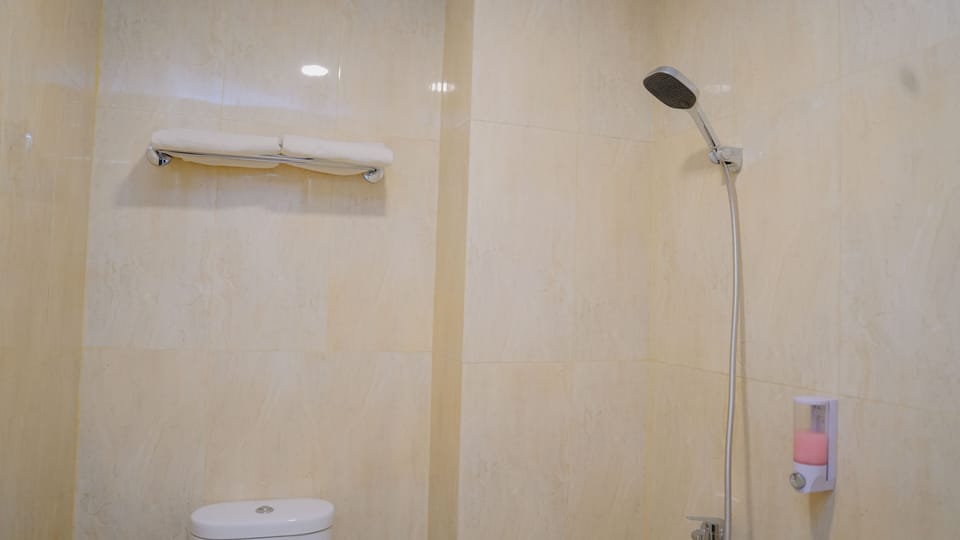 Shower, rainfall showerhead, free toiletries, hair dryer (on request)
