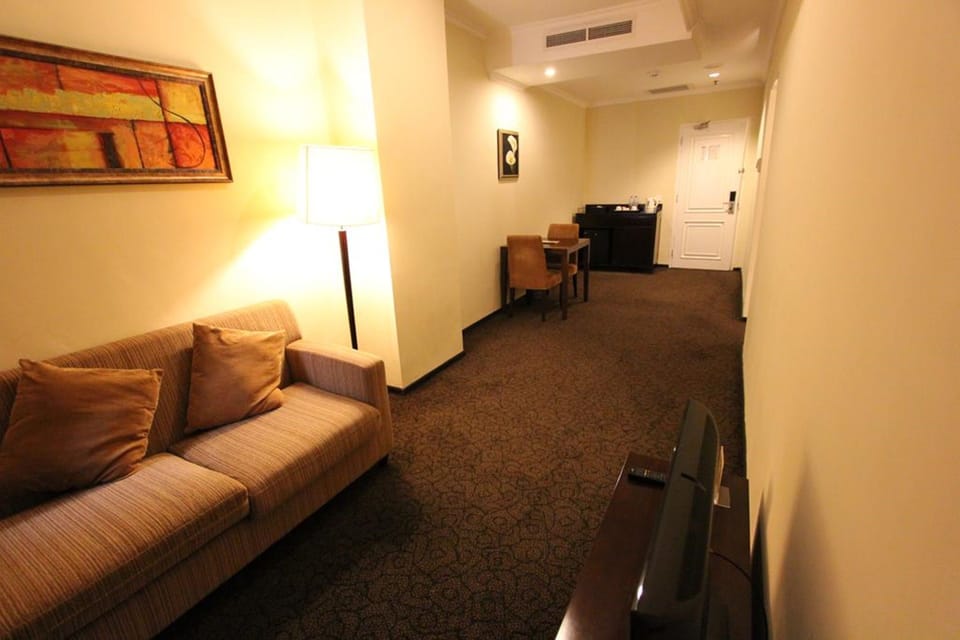 Executive Suite | Minibar, in-room safe, desk, iron/ironing board (on request)