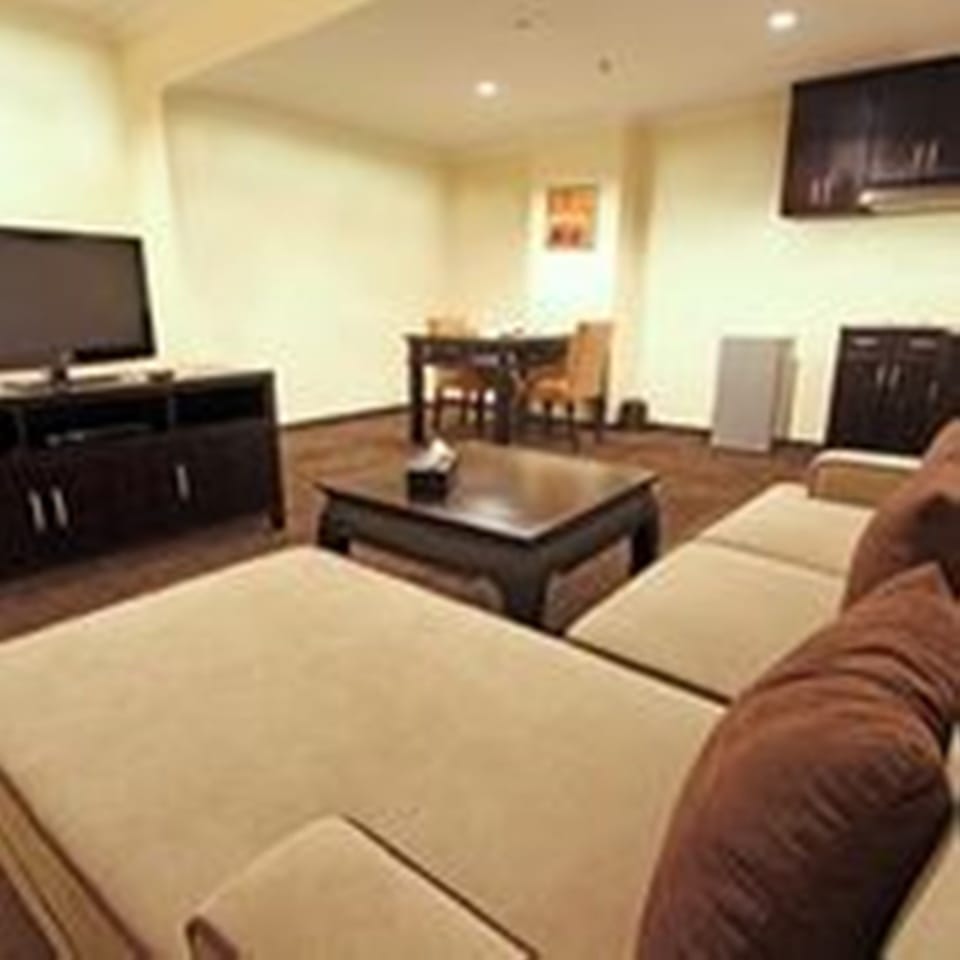 Harmoni Pool Suite | Minibar, in-room safe, desk, iron/ironing board (on request)