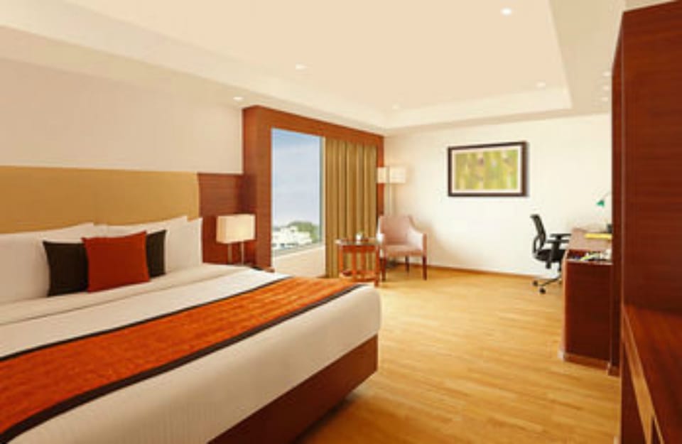Executive Suite | Egyptian cotton sheets, premium bedding, Tempur-Pedic beds, minibar