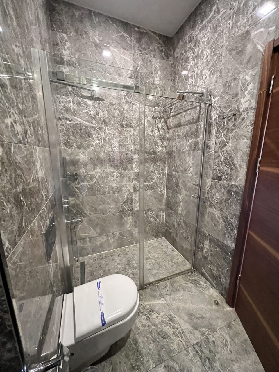 Shower, rainfall showerhead, free toiletries, hair dryer