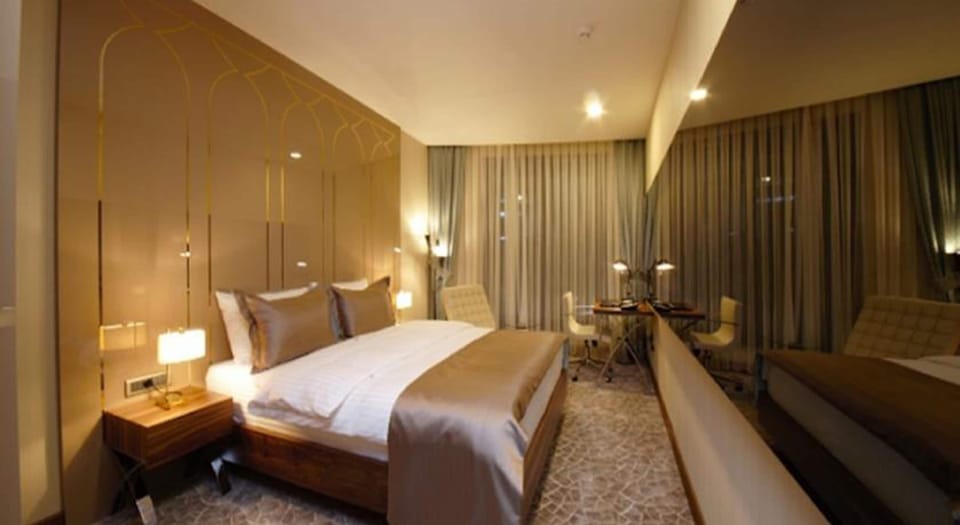 Deluxe King | Premium bedding, minibar, in-room safe, desk