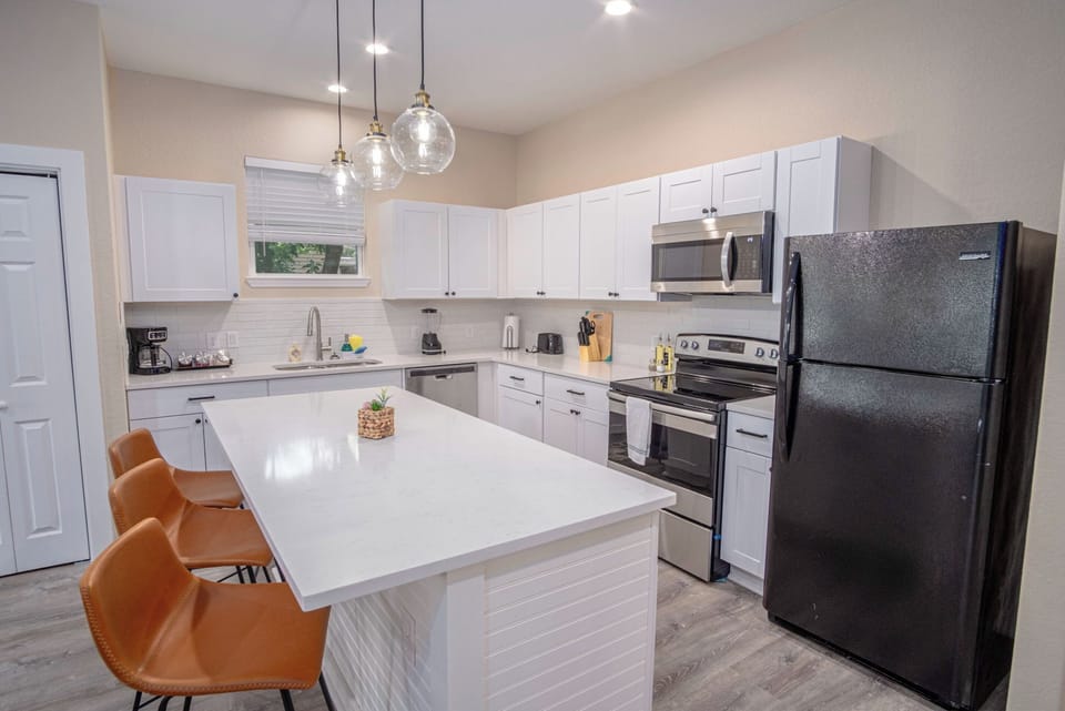 House (3 Bedrooms) | Private kitchen | Microwave, oven, dining tables