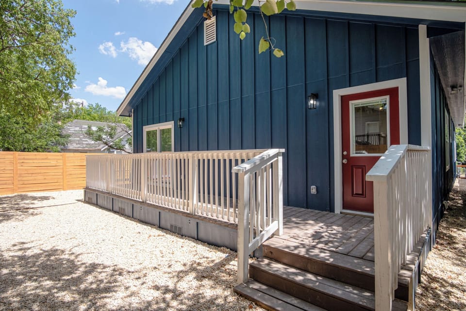 House (3 Bedrooms) | Balcony
