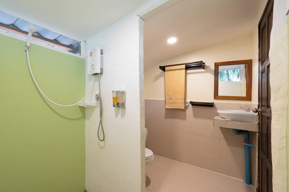 Shower, free toiletries, towels