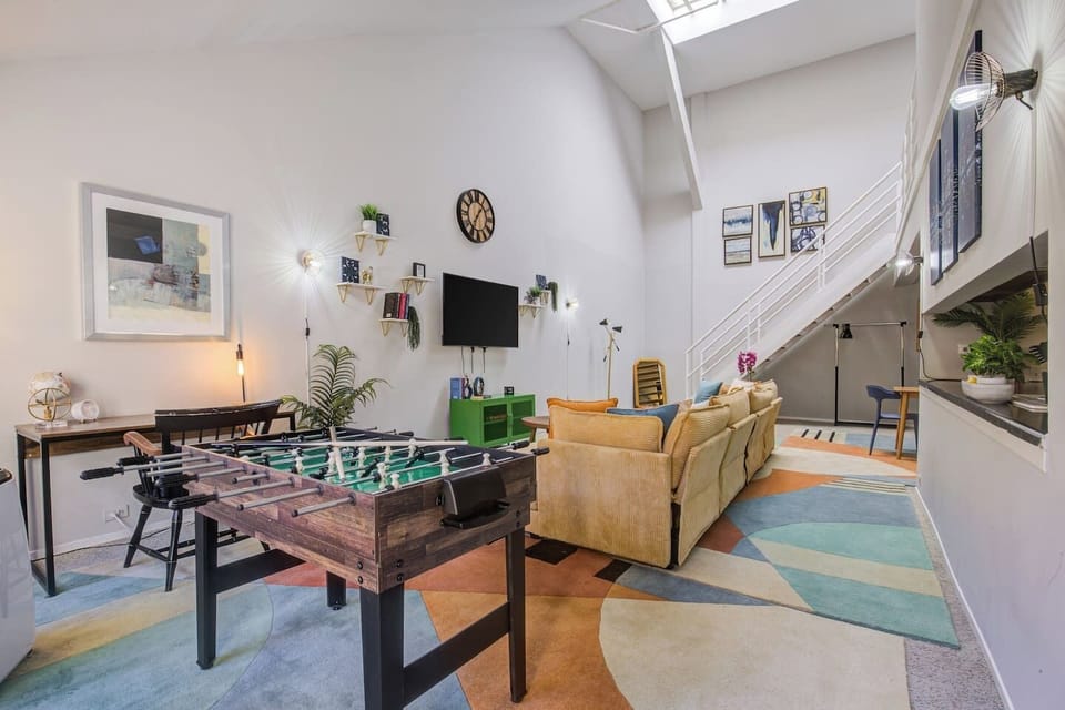 Welcome to our huge loft in Downtown Chicago. Equipped with foosball and much more!