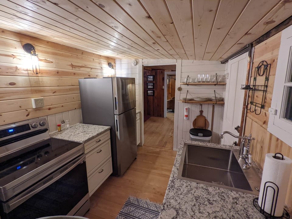 Fully Equipped Kitchen (2)