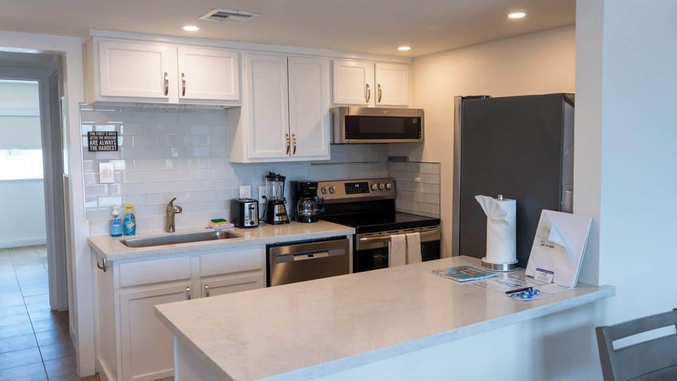 Apartment, 1 King Bed with Sofa bed, Pool Access, Beach View | Private kitchen