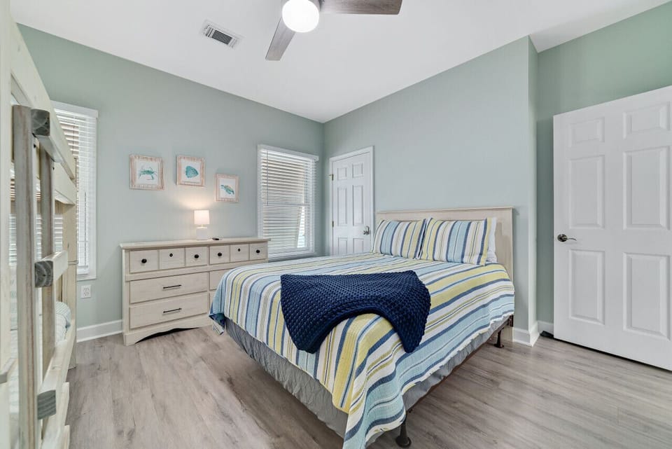Queen bed and Twin bunk w/smart TV