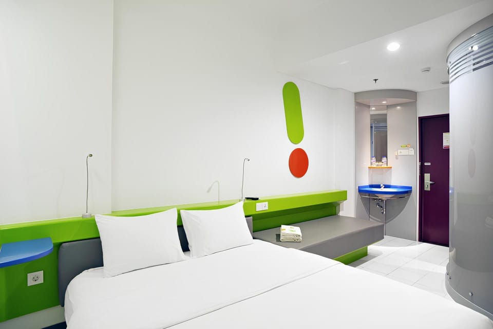 Room, Smoking | In-room safe, desk, free WiFi, bed sheets