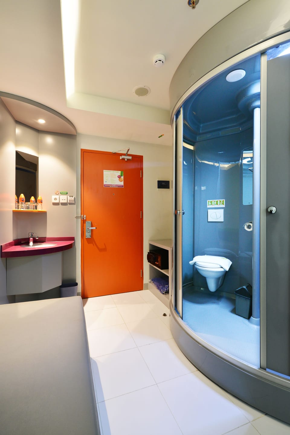 Shower, free toiletries, towels