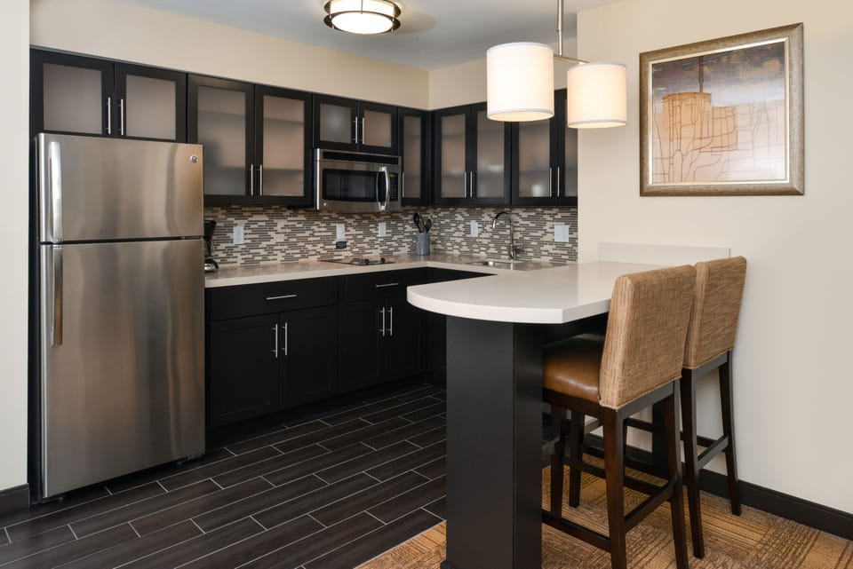 Full-size fridge, microwave, stovetop, dishwasher