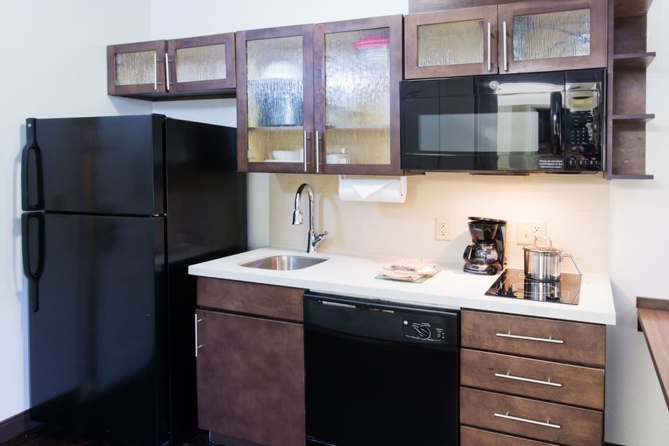 Full-size fridge, microwave, stovetop, dishwasher