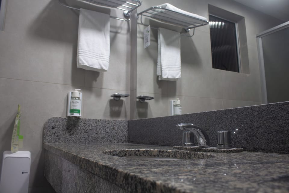 Quarto Twin Standard | Bathroom | Shower, towels, soap, shampoo