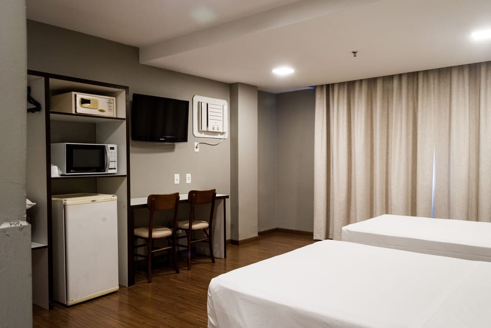 Family Room | Desk, free WiFi, bed sheets