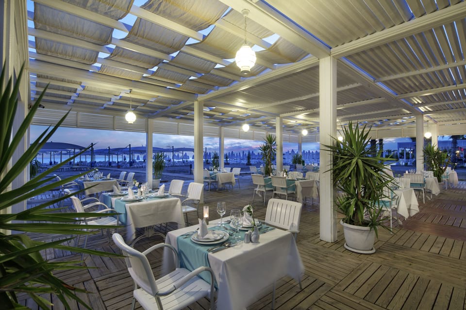 4 restaurants; breakfast, lunch, and dinner served
