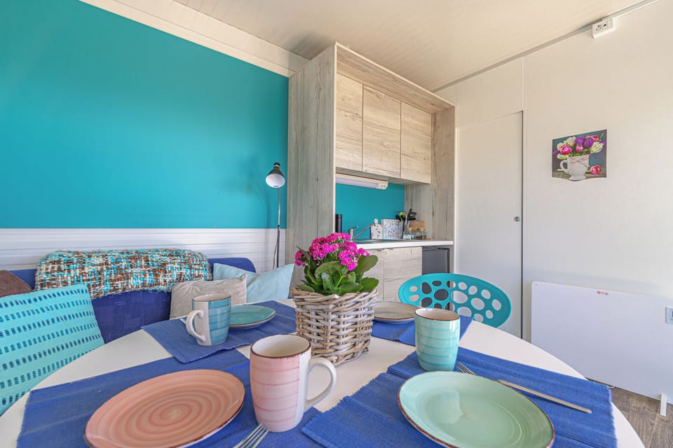 Family Mobile Home, 2 Bedrooms, Terrace, Mountainside (Happy Tiny House) | Dining