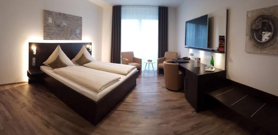 Hypo-allergenic bedding, minibar, in-room safe, desk