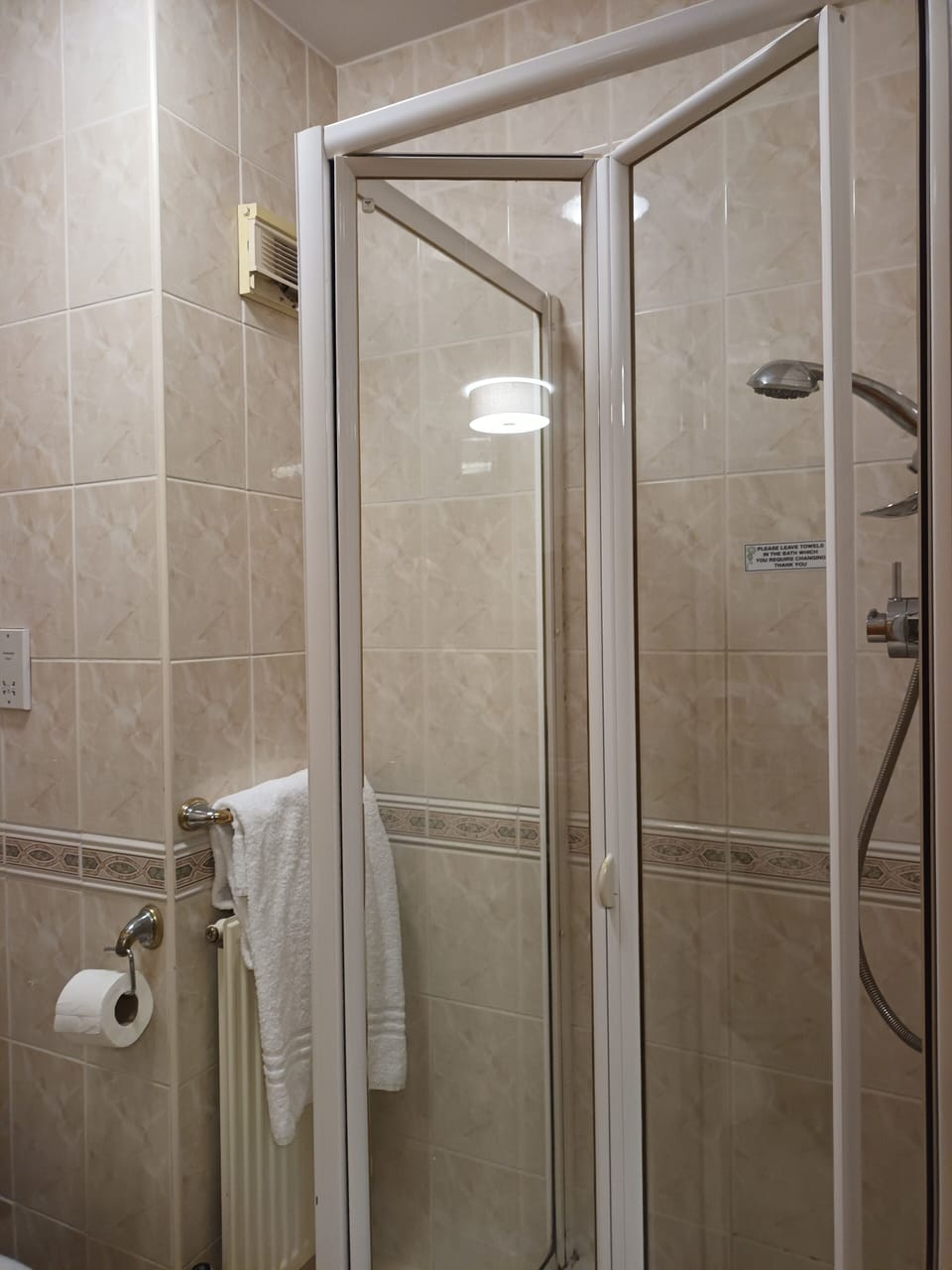 Economy Double Room | Bathroom | Hair dryer, towels